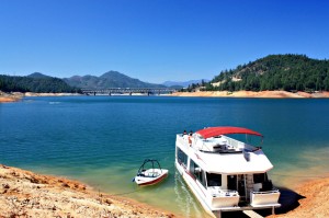 house boat on lake shasta